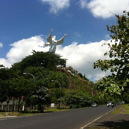 Hotel Living Peace House Manado Exterior foto