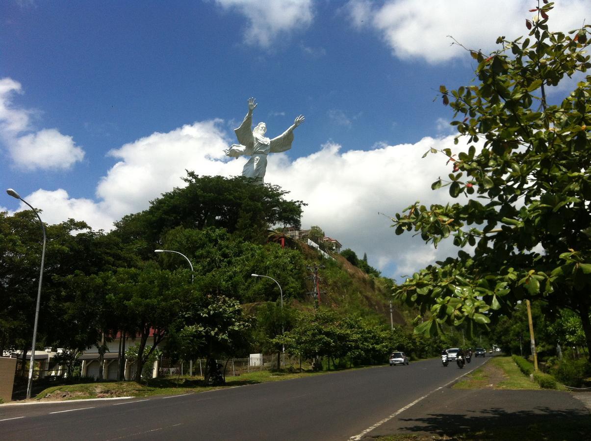 Hotel Living Peace House Manado Exterior foto