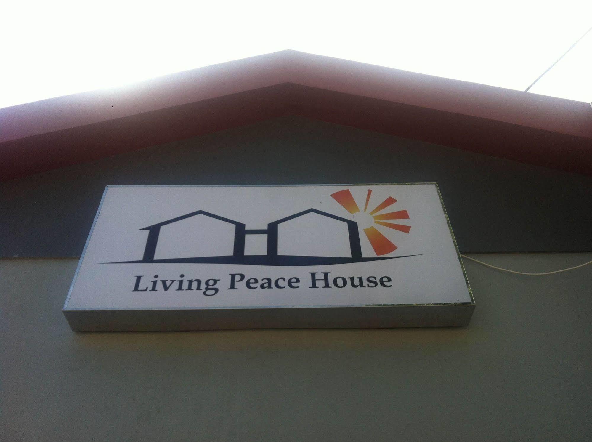 Hotel Living Peace House Manado Exterior foto