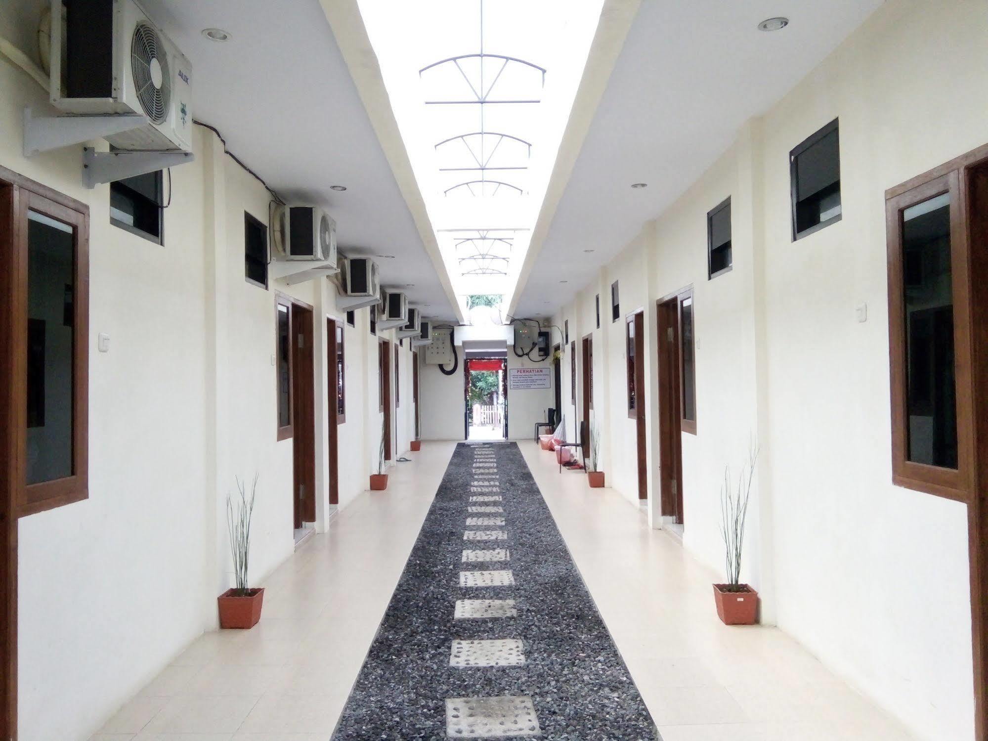 Hotel Living Peace House Manado Exterior foto