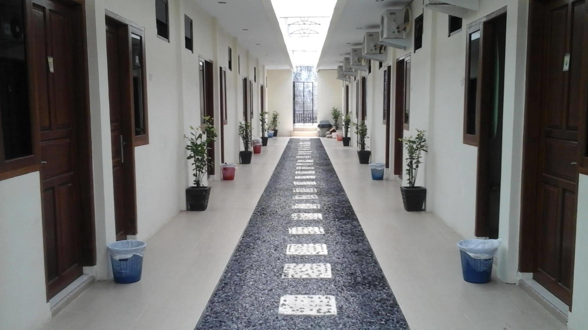 Hotel Living Peace House Manado Exterior foto